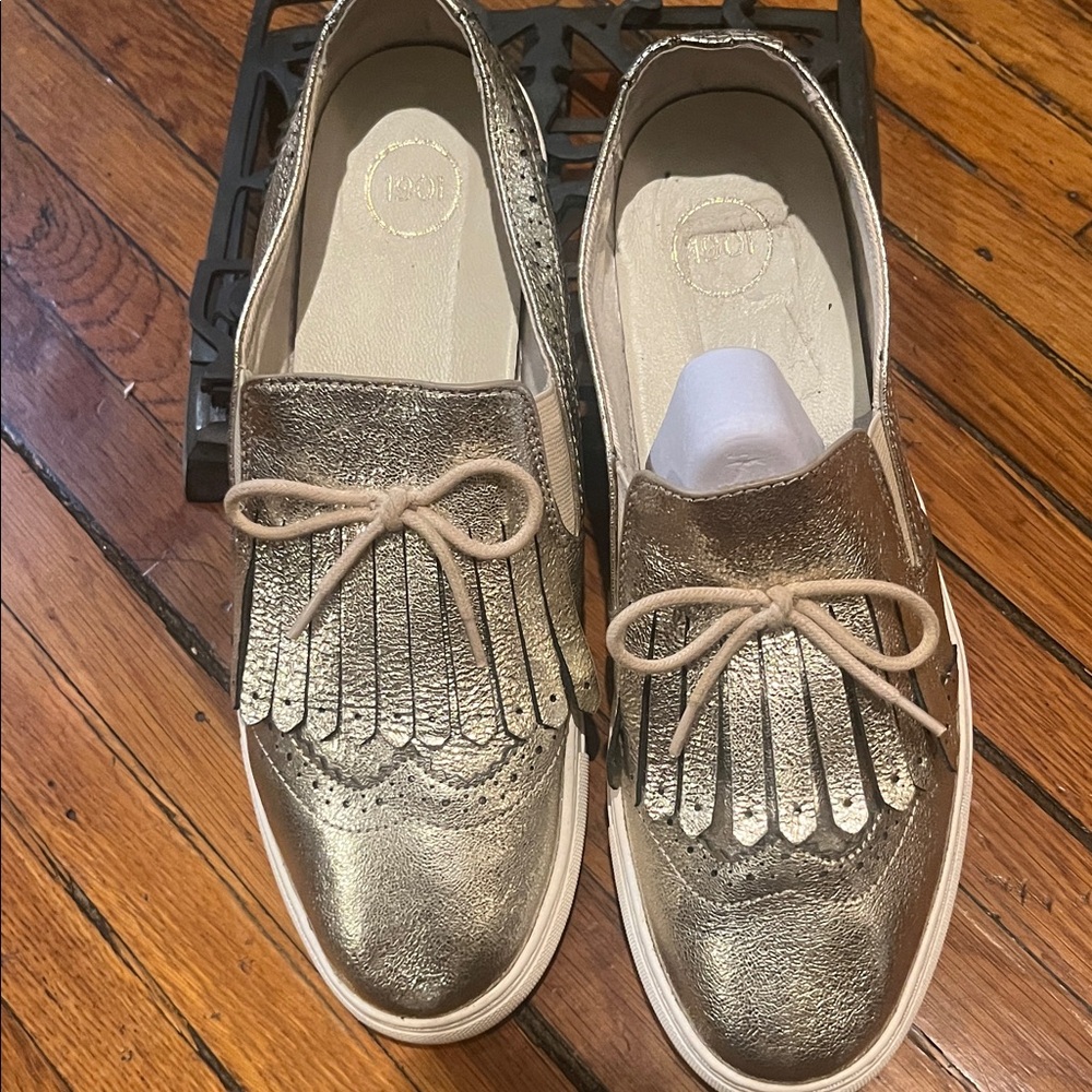 1901 Gold Women's Loafers with Fringe Detail